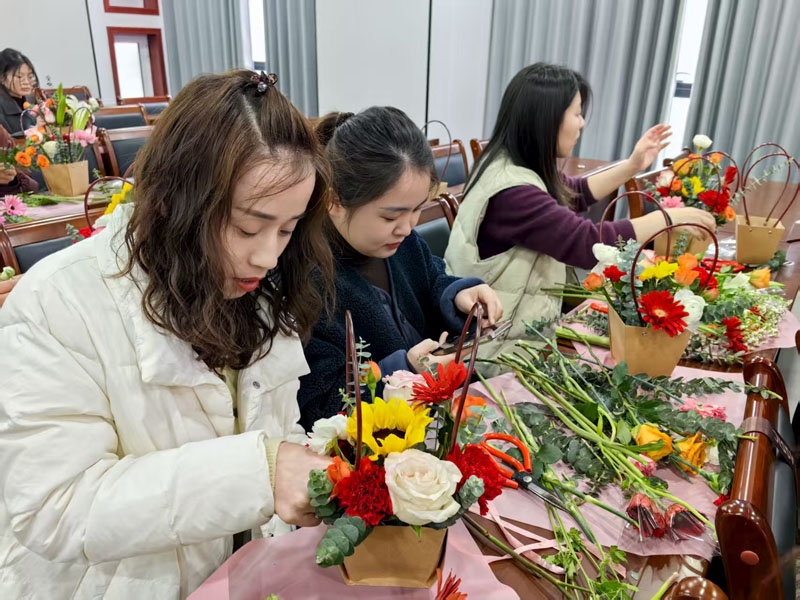 “花香滿溢·悅享芳華”插花主題活動(dòng)