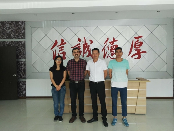 M. Reza Rousta先生與創想儀器總經理、外貿經理等合影 M. Reza Rousta先生與創想儀器總經理、外貿經理等合影