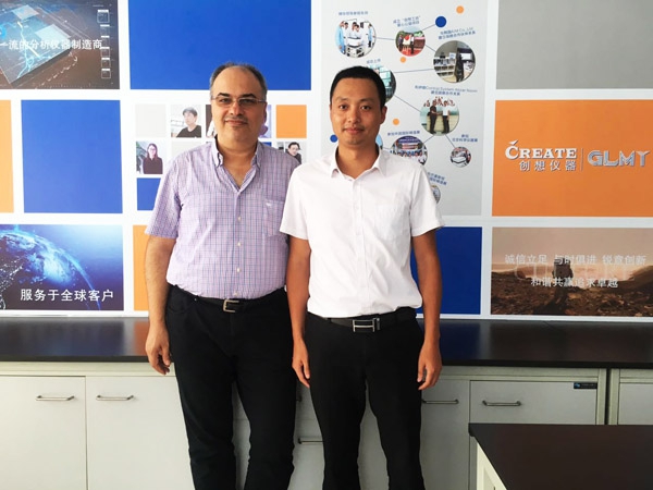 Mr.Yakup Mentes與創想儀器總經理馬建州先生在我公司形象墻下留影 Mr.Yakup Mentes與創想儀器總經理馬建州先生在我公司形象墻下留影