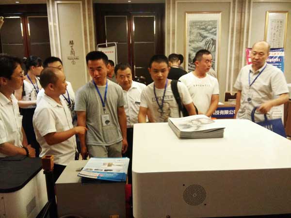 直讀光譜儀產品一出場就吸引了眾多鑄造行業專家的目光。 直讀光譜儀產品一出場就吸引了眾多鑄造行業專家的目光。