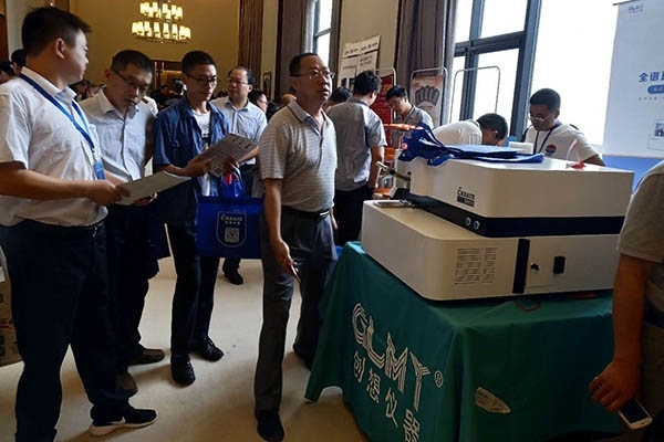 參會(huì)人員在咨詢 參會(huì)人員在咨詢