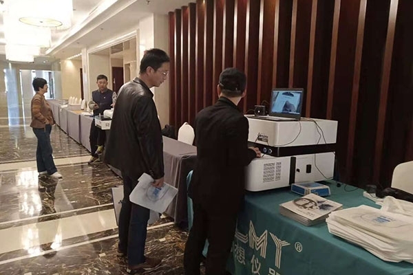 與會代表正在咨詢儀器信息 與會代表正在咨詢儀器信息