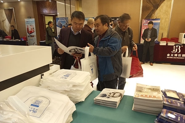 客戶在創想展臺咨詢 客戶在創想展臺咨詢