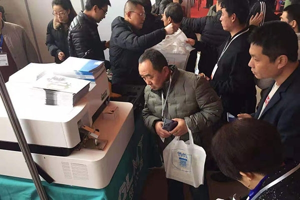 站臺前人頭攢動 站臺前人頭攢動