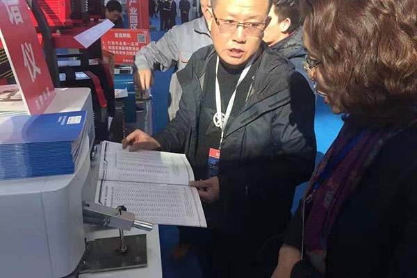 創想為客戶介紹公司儀器 創想為客戶介紹公司儀器