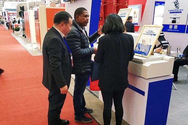 南非小哥二次來(lái)展臺(tái)咨詢 南非小哥二次來(lái)展臺(tái)咨詢