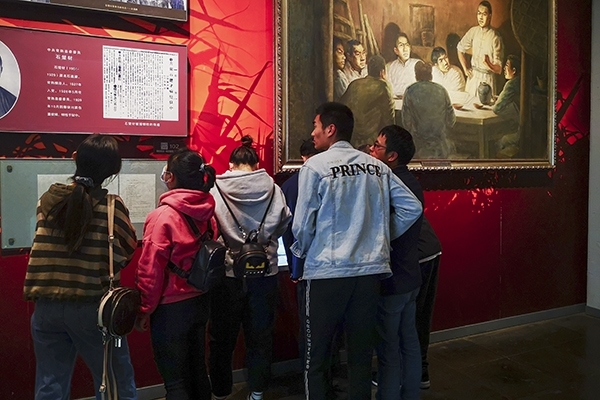 展覽館內學習先輩精神 展覽館內學習先輩精神