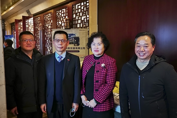中國鑄造協會秘書長張志勇,天津鑄鍛行業協會秘書長王繼英蒞臨創想儀器展位前參觀指導 中國鑄造協會秘書長張志勇,天津鑄鍛行業協會秘書長王繼英蒞臨創想儀器展位前參觀指導