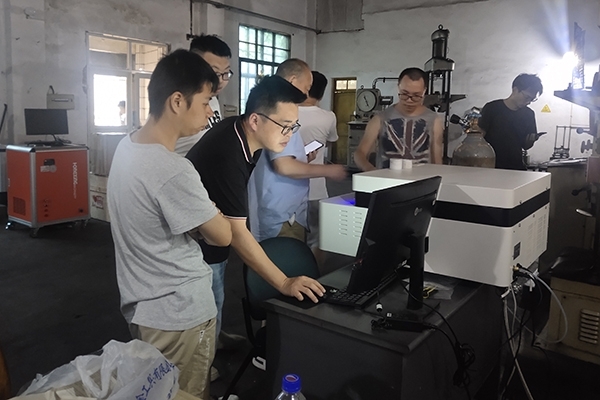 學員現場操作創想儀器CX-9600型直讀光譜儀 學員現場操作創想儀器CX-9600型直讀光譜儀