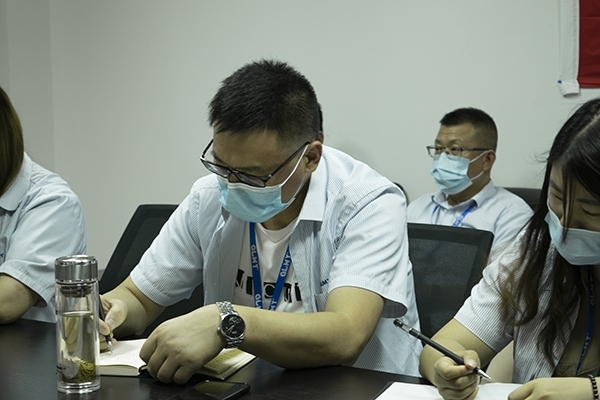全員銷售認真聽講 全員銷售認真聽講