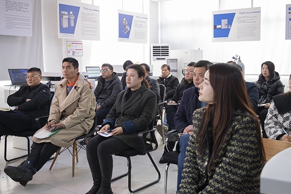 銷售人員認真聽講 銷售人員認真聽講