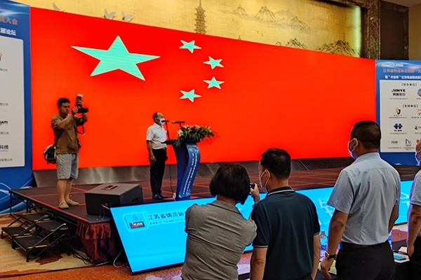 高唱國歌 高唱國歌