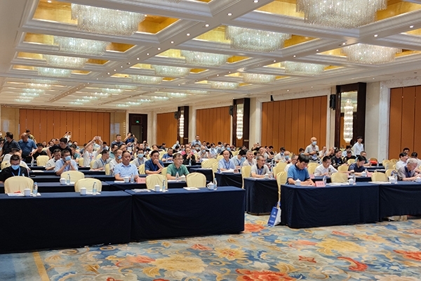 會議現(xiàn)場聆聽報告 會議現(xiàn)場聆聽報告