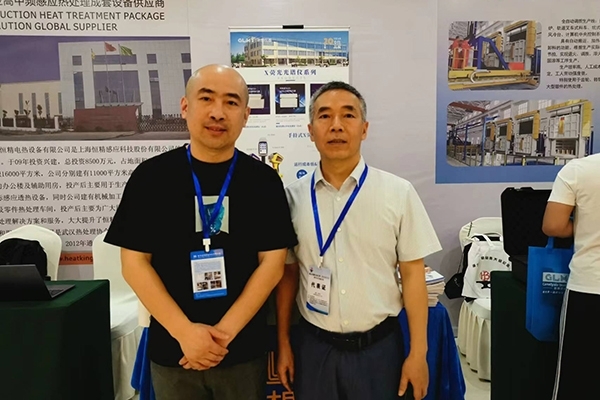 與嘉賓合影 與嘉賓合影