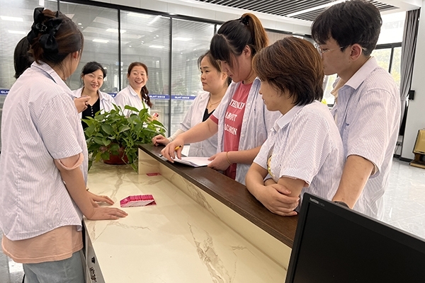發放中秋禮品 發放中秋禮品