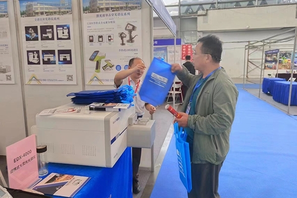 為客戶介紹我司產品-直讀光譜儀 為客戶介紹我司產品-直讀光譜儀