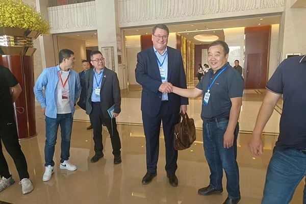 與國外客戶合影 與國外客戶合影
