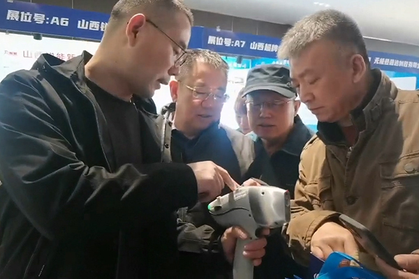 為嘉賓演示伊瓦特手持式光譜儀的現場檢測 為嘉賓演示伊瓦特手持式光譜儀的現場檢測