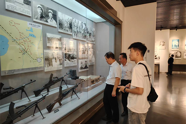 黨員同志們駐足認(rèn)真學(xué)習(xí) 黨員同志們駐足認(rèn)真學(xué)習(xí)