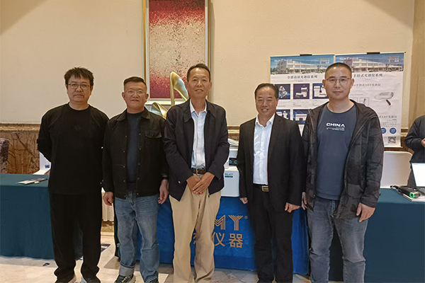 我司工作人員與嘉賓留影 我司工作人員與嘉賓留影