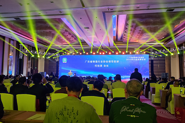 年會現(xiàn)場 聆聽專家報告 年會現(xiàn)場 聆聽專家報告